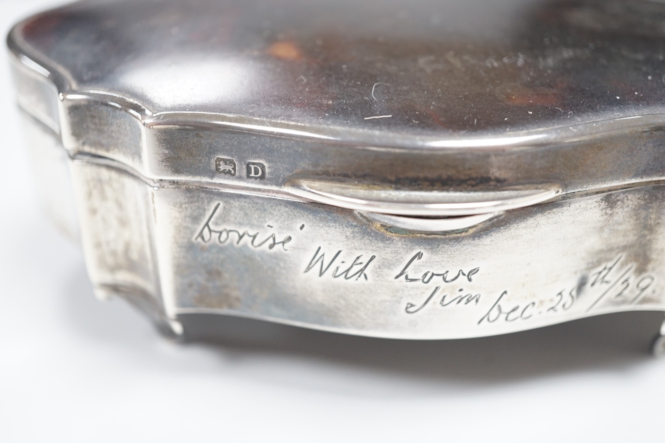 A George V silver and tortoiseshell mounted shaped oval trinket box, Birmingham, 1929, with engraved inscription, 12.6cm.